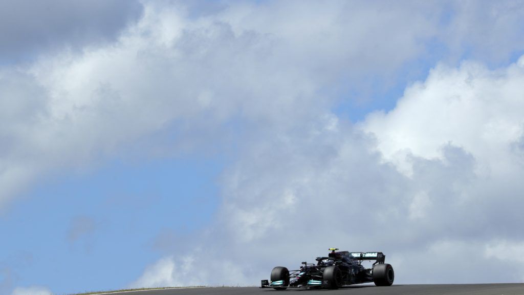 Mercedes-Duo in Portimao vor vom Winde verwehten Verstappen