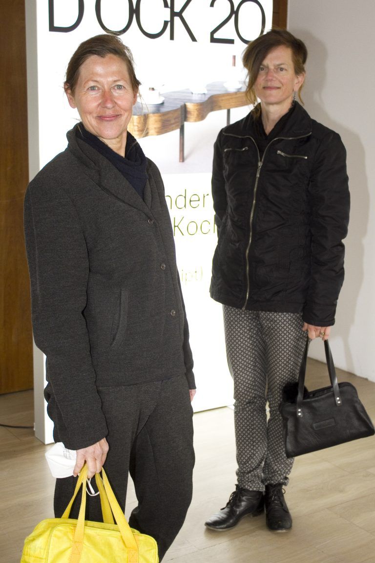 Sigrid Schwey (l.) und Uta Belina Waeger besuchten die Ausstellung.