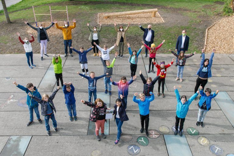<p class="caption"><span class="marker"><br></span></p>Die Göfner Volksschulkinder freuen sich über den erfolgreichen Abschluss des gemeinsamen Projekts. <span class="copyright">VLK</span>