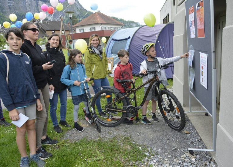 Am Pfingstsamstag brachte das Pfingstfeuer Bewegung in die Familien.<span class="copyright">EH</span>