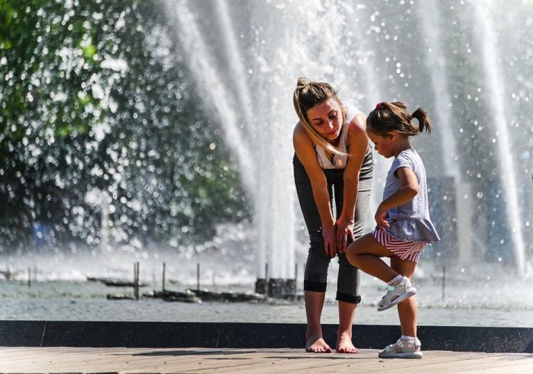Ausflügler in der russischen Hauptstadt Moskau nutzen die warmen Temperaturen für einen Aufenthalt im Park. AFP