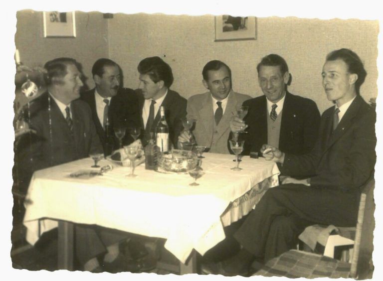 Ausschuss des SV Lochau Anfang der 1960er-Jahre in fröhlicher Runde: Obmann Dir. Johann Alge, Josef Maier, Albert Moser, Alois Böhler, Hans Rigg sen. und Fritz Gössl.