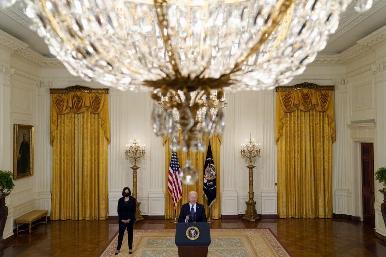 Bei einem Termin mit Vize Kamala Harris im Weißen Haus spricht US-Präsident Joe Biden über Aussichten für die Wirtschaft. AP
