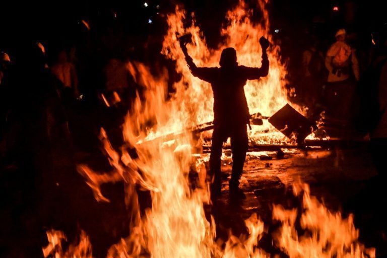 Bei Protesten gegen die Regierung in Medellín, Kolumbien, ist es erneut zu Ausschreitungen und Zusammenstößen mit der Polizei gekommen. AFP
