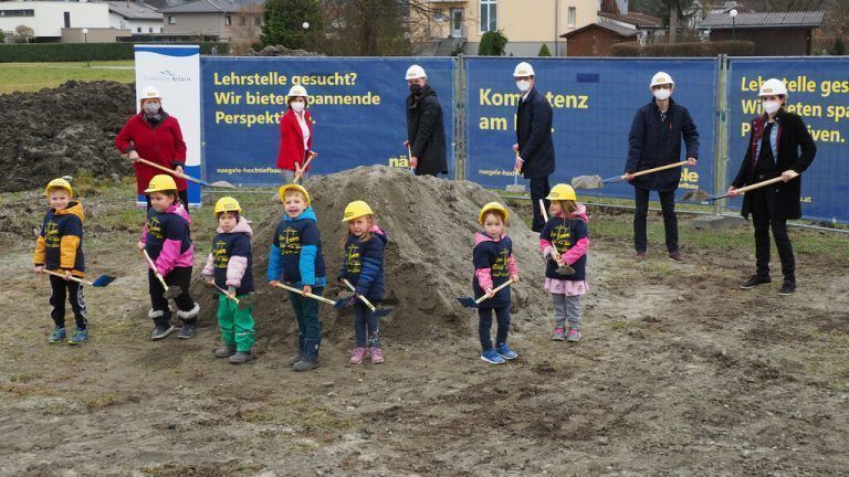Beim Spatenstich Anfang März half der Nachwuchs tatkräftig mit. EGLe