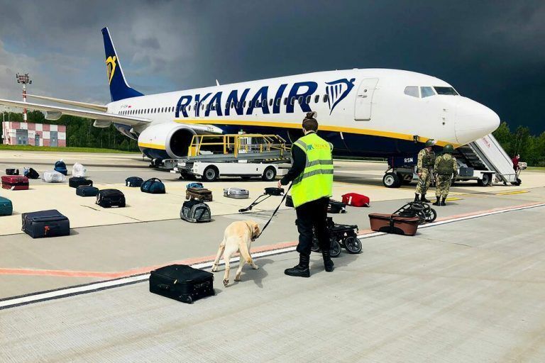 Belarussischer Hundeführer überprüft das Gepäck einer Ryanair-Boeing 737-8A.S AFP