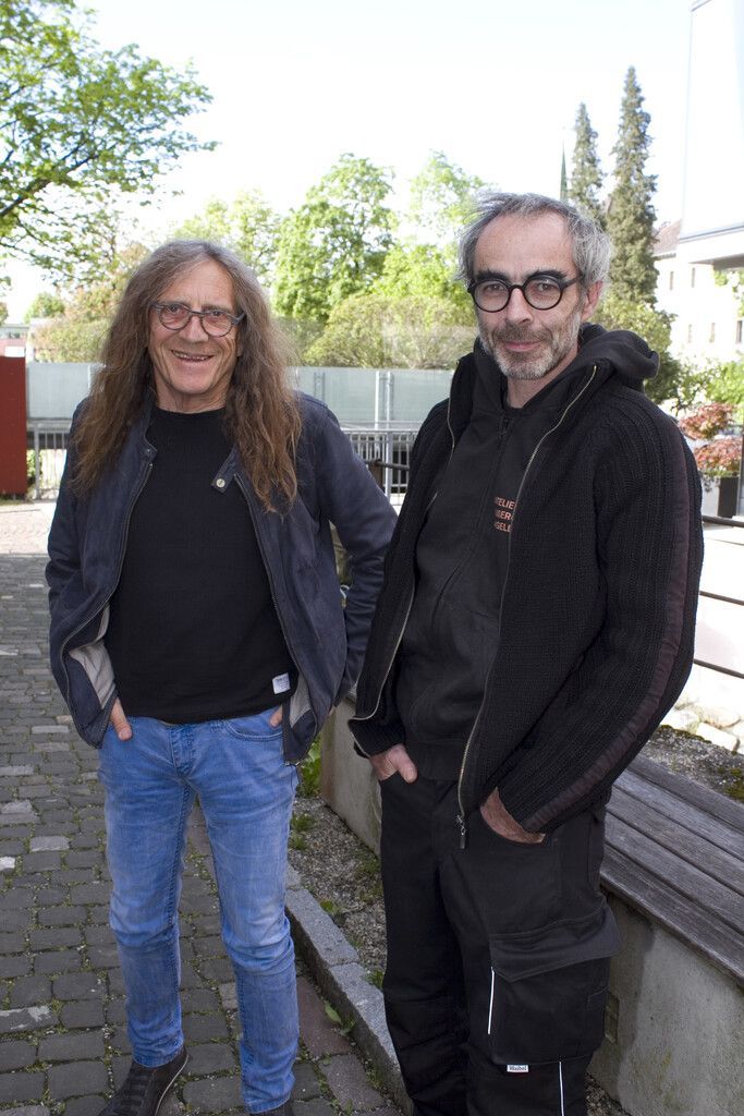 Gelber Sneaker steht Kopf