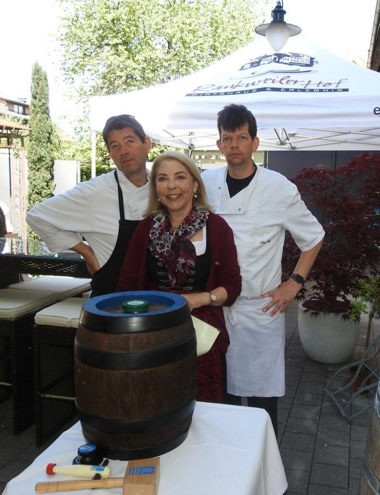 Bieranstich durch die Profis Martina, Roland und Arno Vith.