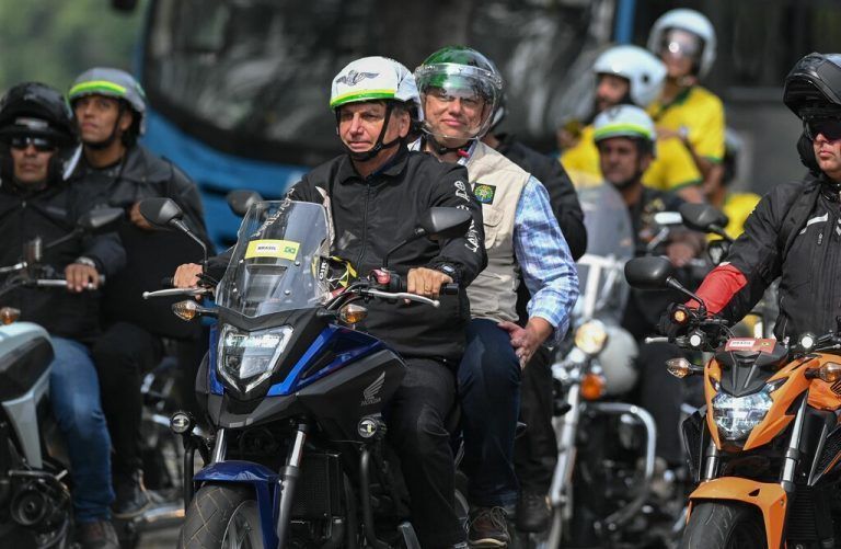 Brasiliens Präsident Jair Bolsonaro führt mit seinen Anhängern eine Rallye mit mehreren Tausend Motorrädern in Rio de Janeiro an. AFP