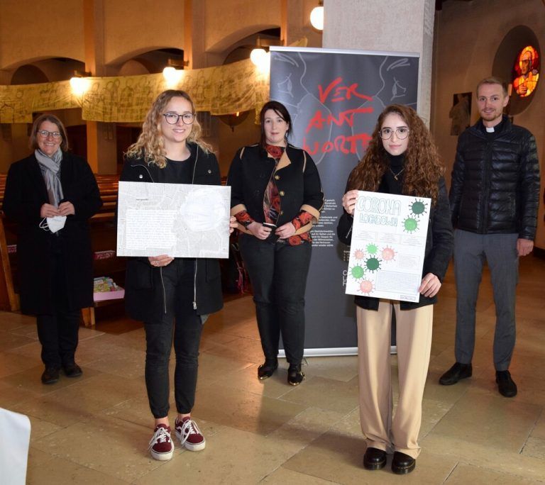 Brigitte Scherrer (Pastoralassistentin in Ausbildung), Preisträgerin Jasmine Feurle, Elisabeth Heidinger, Preisträgerin Sinem Aksoy und Kaplan Mathias Bitsche (v.l.).