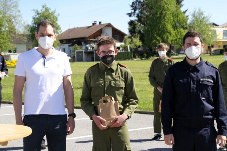 Bürgermeister Andreas Kresser, Constantin Berkmann (Leistungsabzeichen in Gold) und Jugendfeuerwehrleiter Andreas Seeberger. <span class="copyright">chf/2</span>