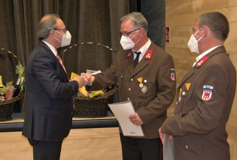 Bürgermeister Martin gratulierte in Zeiten von Corona standesgemäß.