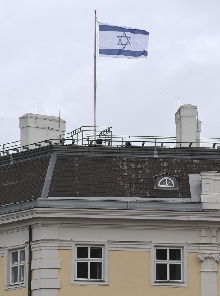 Das Bundeskanzleramt und das Außenministerium haben am Freitag in Wien die israelische Fahne als Zeichen der Solidarität gehisst. APA