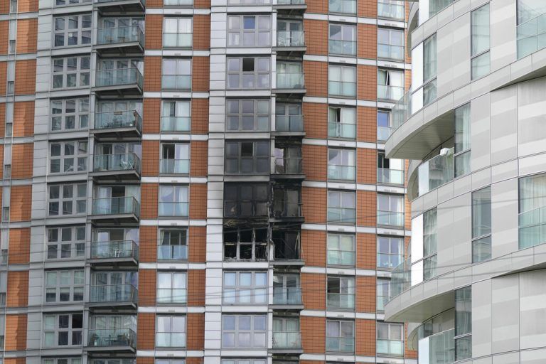 Das Haus hat eine ähnliche Fassade wie der 2017 in die Medien geratene Grenfell Tower.
