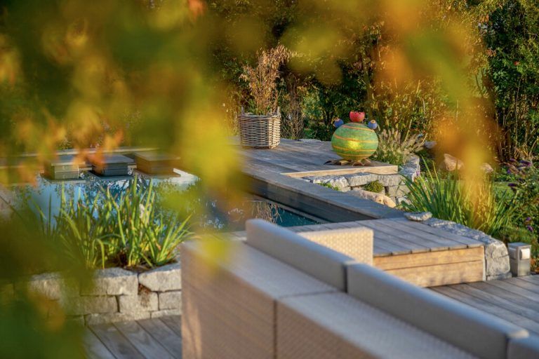 Das hochwertige Holz der Terrassendielen garantiert unbeschwerte und entspannte Stunden auf der Terrasse.epr/Kebony/René Sievert