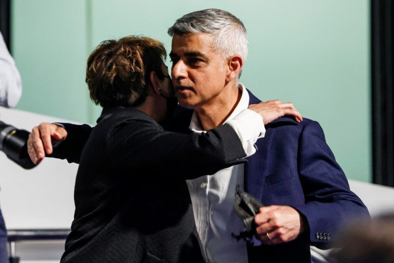 Der Londoner Bürgermeister Sadiq Khan feiert mit seiner Frau seine Wiederwahl. Der Labour-Politiker regiert seit 2016. Reuters