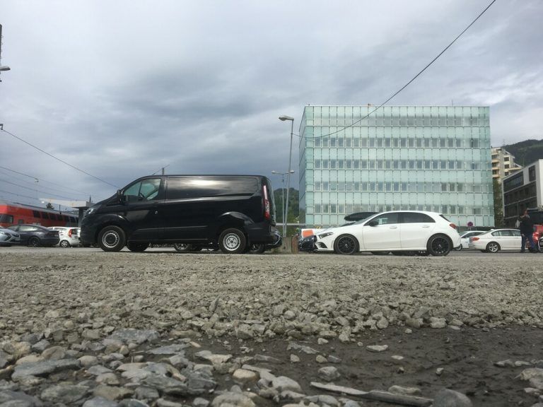 Der Parkplatz vom Polizeigebäude in Richtung Post fotografiert. Er soll einmal bebaut werden, wird erstmal aber saniert.<span class="copyright">VN/pes</span>