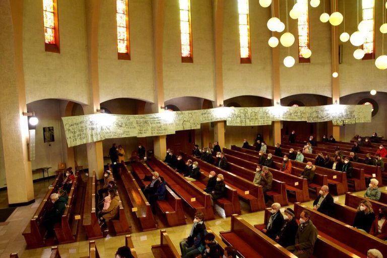 Der Sonntagsgottesdienst in der Bludenzer Heilig-Kreuz-Kirche stand im Zeichen des Nachdenkwettbewerbs „VerANTWORTE“. Die Tücher im Kirchenraum tragen die Namen von Euthanasieopfern.<span class="copyright">SCO</span>