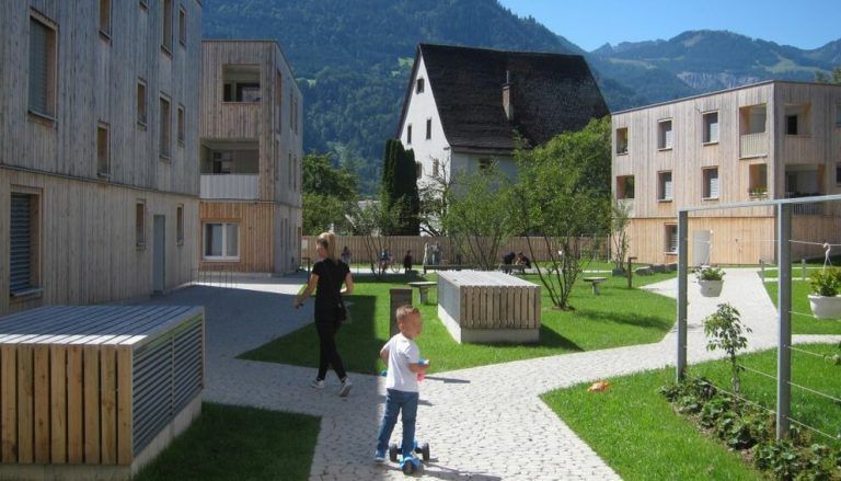 Der Spielplatz Maierhof im Ortsteil Brunnenfeld lädt mit Balanciermöglichkeiten und Sandbereich zum Spielen ein. Stadt Bludenz