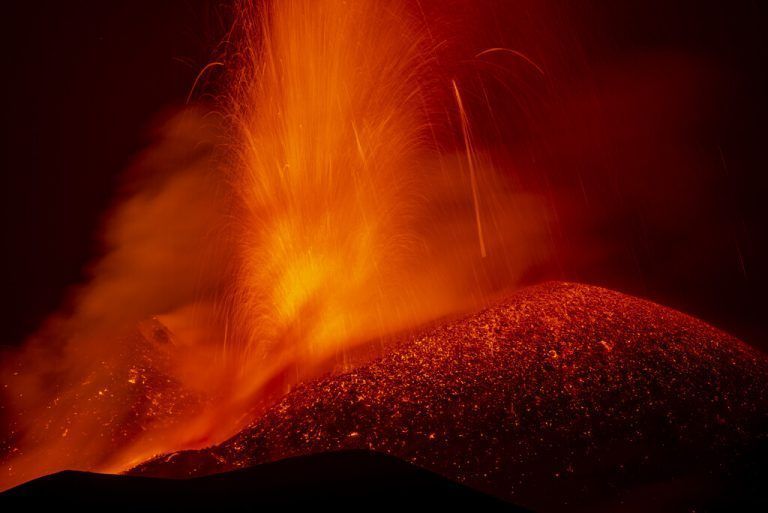 Der Vulkan Ätna bei Catania auf der italienischen Insel Sizilien spuckt erneut Lavafontänen. AP