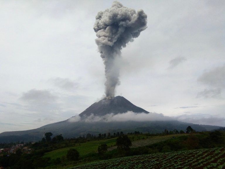 Der Vulkan Sinabung auf Sumatra ist erneut ausgebrochen und hat eine fast drei Kilometer hohe Aschesäule in die Luft gespuckt. AFP