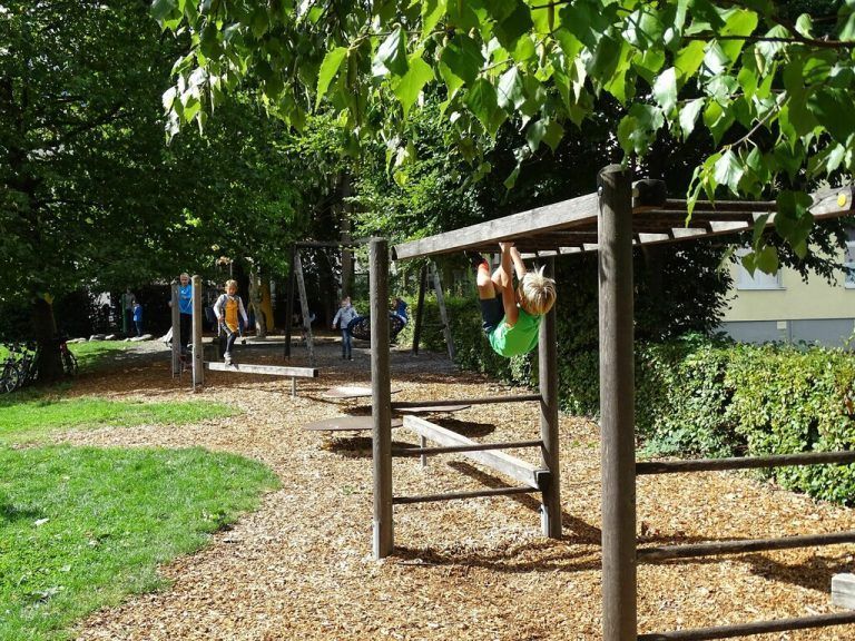Spielen und entspannen ist auf dem Spielplatz bei der Remise gleichermaßen möglich.Stadt Bludenz