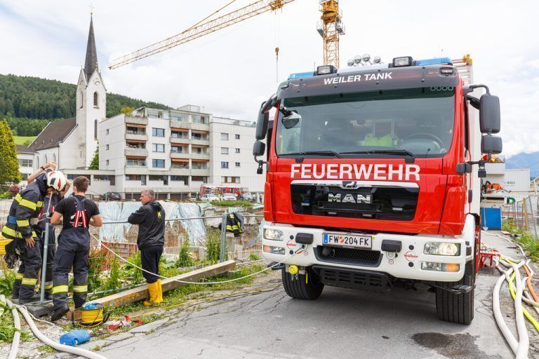 Die Feuerwehr Weiler wurde im Vorjahr zu 25 Einsätzen alarmiert, unter anderem musste die Baustelle der Dorfmitte nach Starkregen leer gepumpt werden.<span class="copyright">Hofmeister</span>