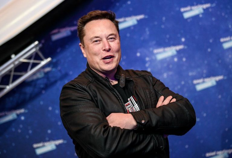 Die Firma SpaceX von Elon Musk (l.) hat einen Auftrag von der NASA erhalten. Jeff Bezos hat dagegen Beschwerde eingereicht. AFP, RTS