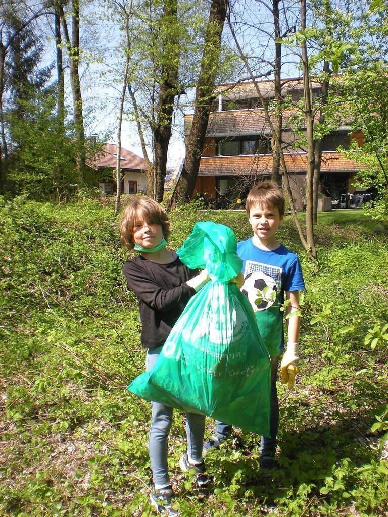 Die fleißigen Schüler füllten viele Säcke mit Weggeworfenem.