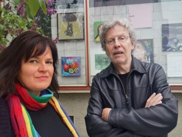 Die Initiatoren der Kunstvitrine im Dornbirner Hatlerdorf, Bettina Bohne und Benny Gleeson.ERH (4)