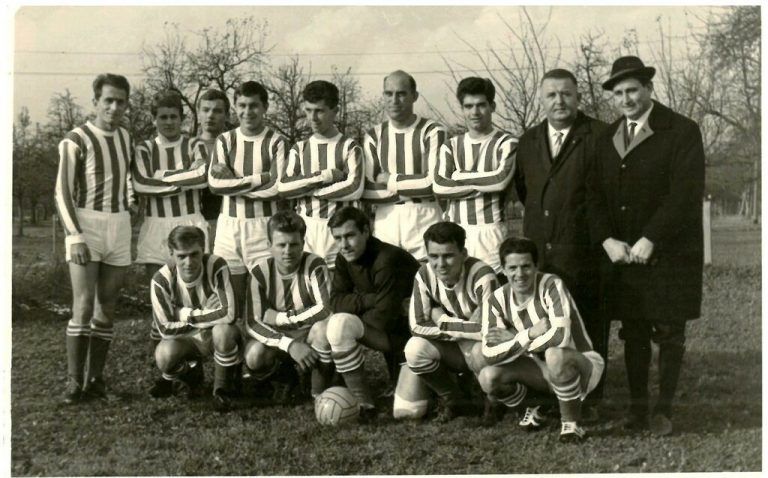 Die Kampfmannschaft des SV Lochau Anfang der 1960er-Jahre mit Funktionär Alfred Nussbaumer und Trainer Walter Spiegel.