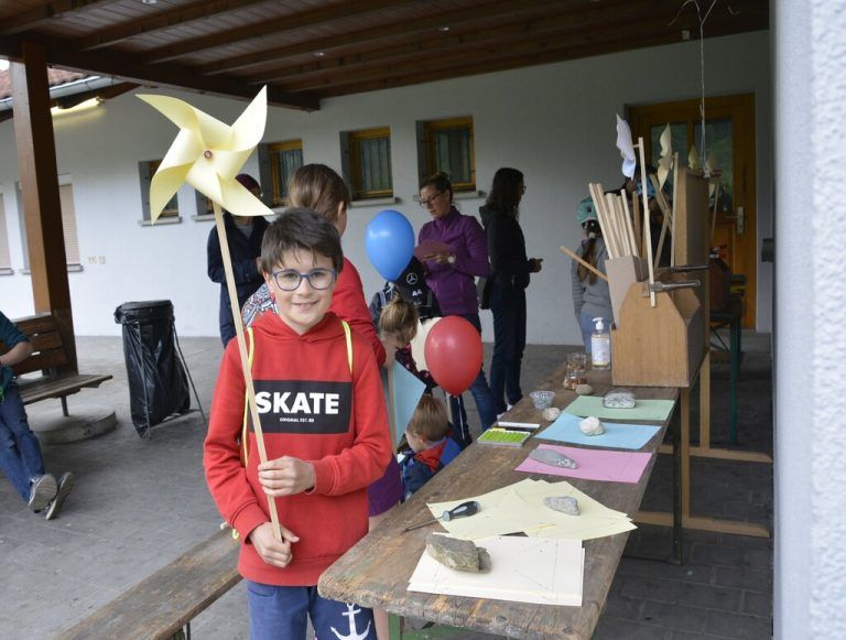 Die Kraft des Windes mit selbst gebastelten Windrädern erspüren.