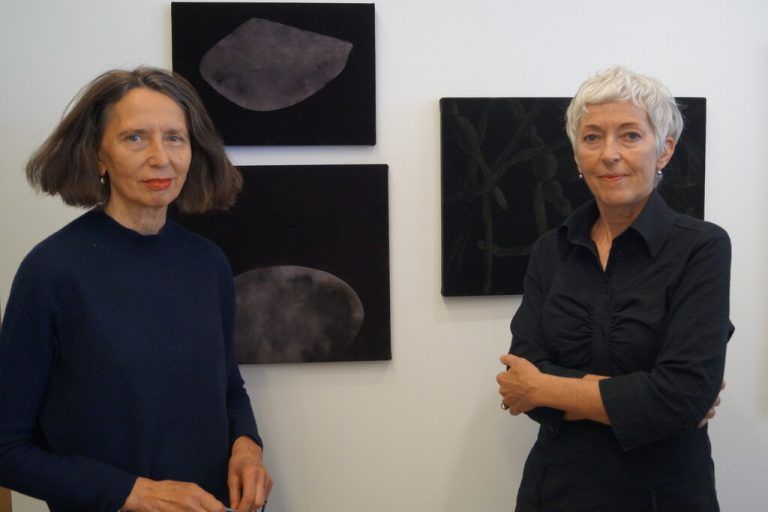 Die Künstlerinnen Gerti Hopp und Margot Meraner arbeiten zusammen auf Samt. yAS