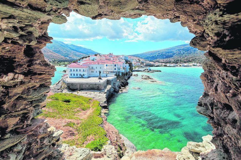 Die pittoreske Inselhauptstadt Chora auf Andros.Shutterstock