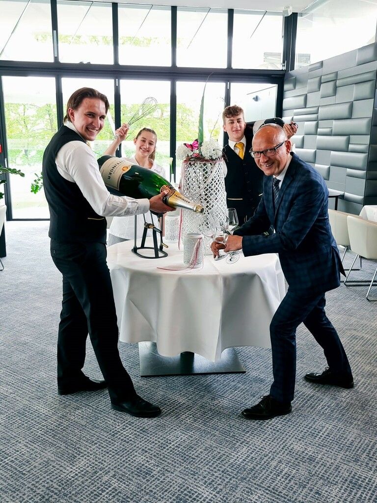 Die Schüler Max Netzer, Santina Suter und Paul Koschina im Casinorestaurant Falstaff mit Ausbildner Stefan Moosbrugger. falstaff
