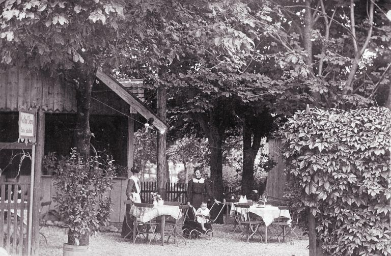 Die Wirtin Mina Loacker (links) mit ihrer Schwägerin im weiß aufgedeckten Garten ihres „Bären“.