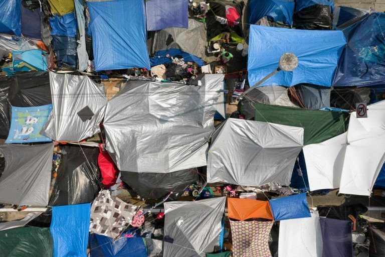 Diese Luftaufnahme bei El Chaparral in Mexiko zeigt ein improvisiertes Lager von Flüchtlingen und Migranten, die in die USA weiterziehen wollen. AFP