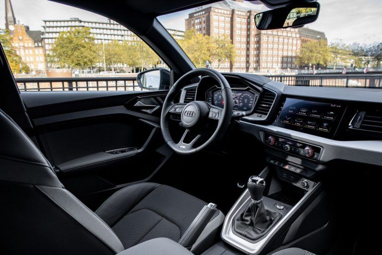 Digitales dominiert auch das Cockpit des Kleinsten und dennoch sportlichen Mitglieds der Audi-Baureihen.