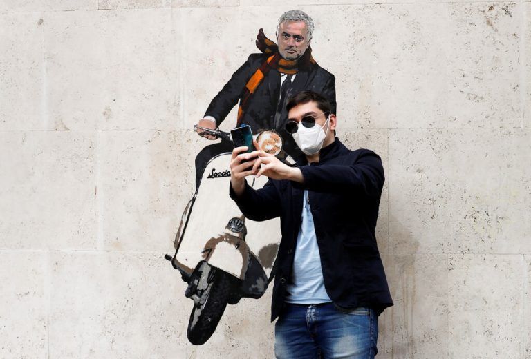Ein Fan posiert in Rom vor einem Wandbildnis des zukünftigen Trainers von AS Roma, José Mourinho, für ein Selfie. reuters