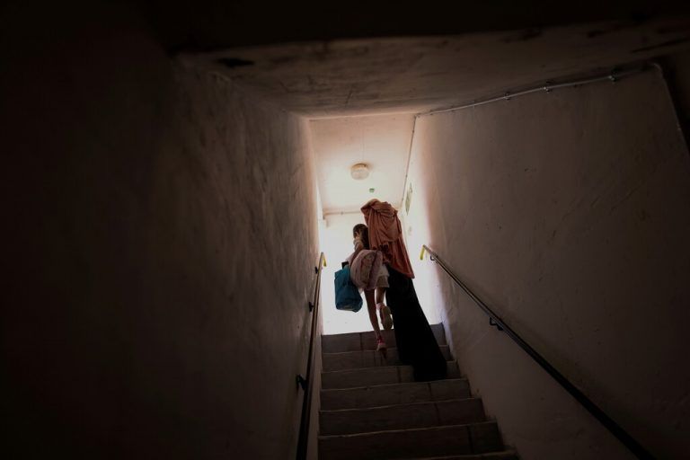 Ein israelisches Mädchen verlässt den Schutzbunker.