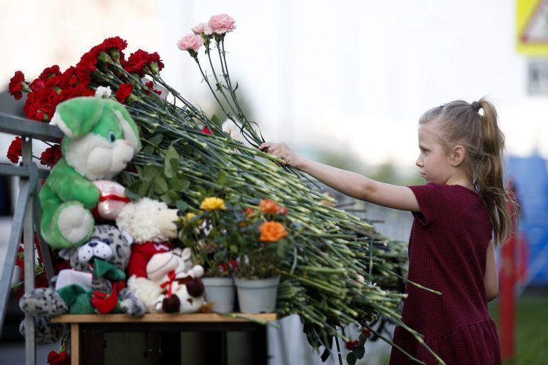 Ein Mädchen trauert um die Opfer des Angriffs auf eine Schule im russischen Kasan. Neun Menschen kamen ums Leben. AP