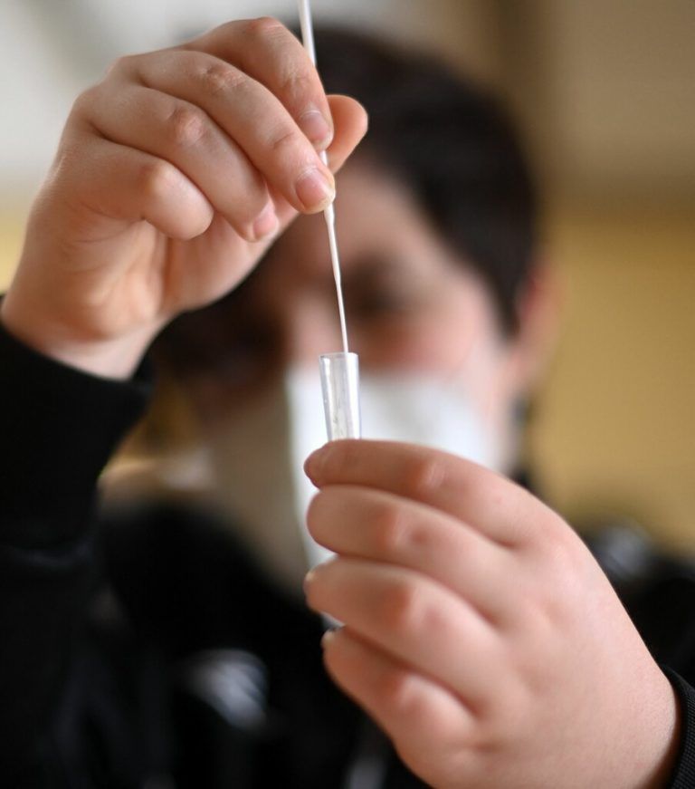 Ein Schüler des Freiherr-von-Stein-Gymnasiums in der deutschen Stadt Bonn führt einen Corona-Selbsttest durch. AFP
