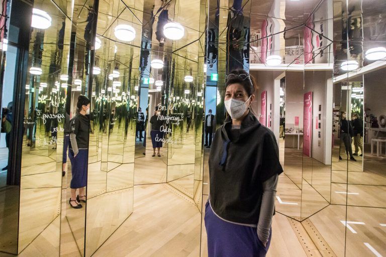 Ein Spiegelkabinett führt in die Ausstellung. Am Ende können sich die Besucher in Sicherheit wiegen (l.).
