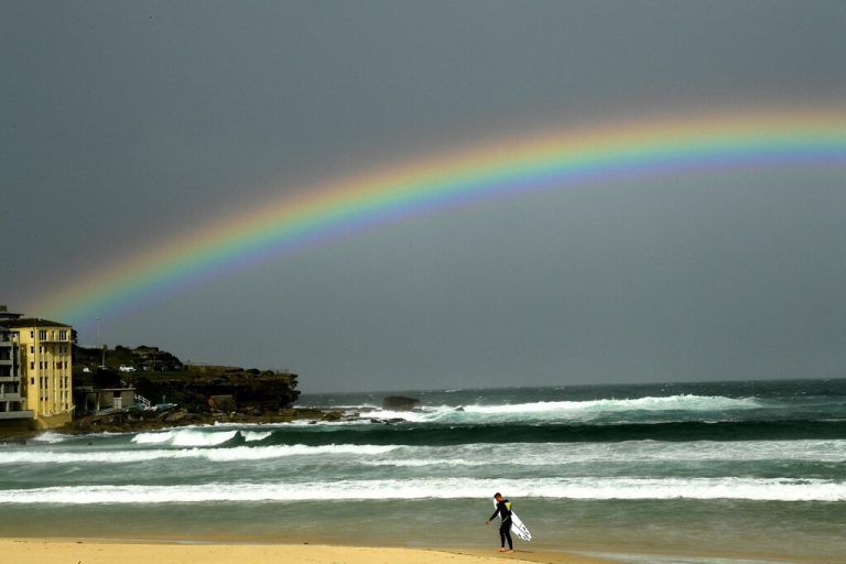 Ein strahlender Regenbogen ist über Bondi Beach in der australischen Metropole Sydney zu sehen. AFP