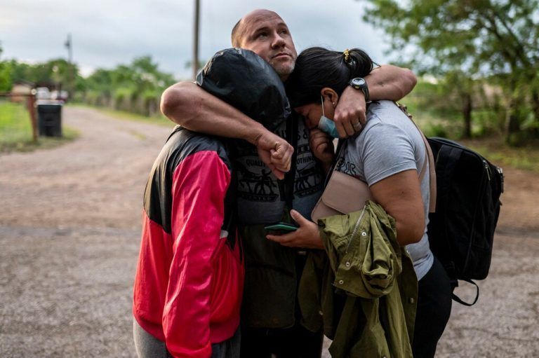Eine asylsuchende Familie umarmt sich im US-Staat Texas, nachdem die drei von Mexiko aus den Rio Grande überquert haben. AFP