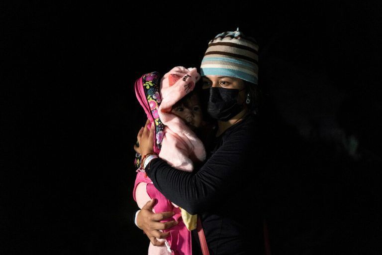Eine Asylsuchende und ihre Tochter haben den Rio Grande von Mexiko aus überquert, und erreichen nun den US-Staat Texas. reuters