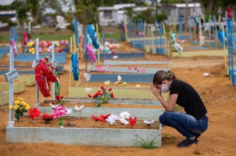 Eine Frau trauert auf in der stark von der Pandemie getroffenen brasilianischen Stadt Manaus am Grab eines geliebten Menschen. AFP