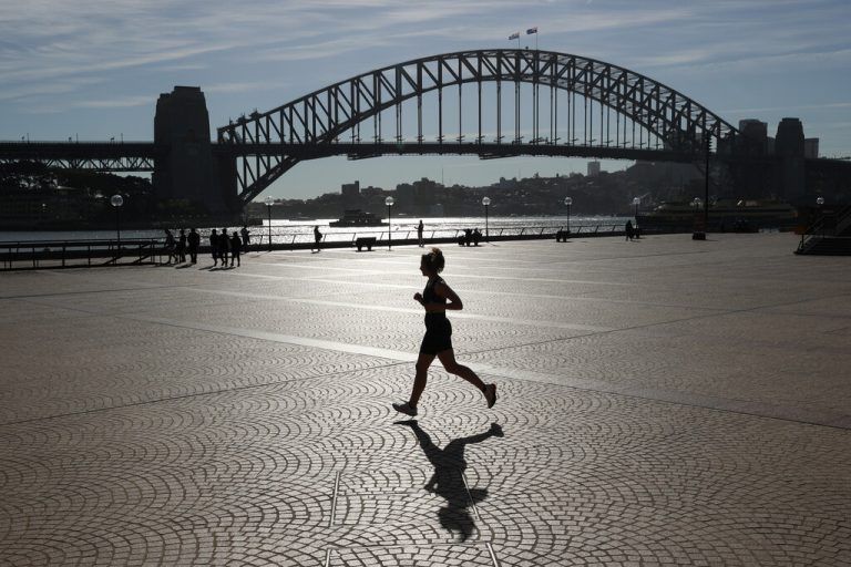 Eine Freizeitsportlerin passiert bei ihrem Lauf in der australischen Metropole die berühmte Sydney Harbour Bridge. Reuters