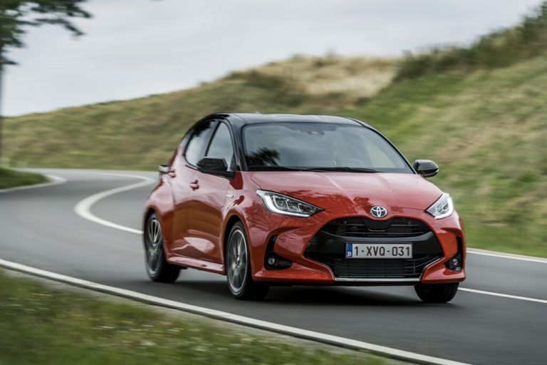 Europäisches Auto des Jahres 2021 ist der Toyota Yaris. Verdient hat sich der Japaner diese Meriten mit sportlicher Ausgewogenheit und Sprit-Sparsamkeit, vor allem als Hybrid. Preis: ab 16.990 Euro (1,0-l-Benziner, 72 PS). Der Hybrid – 1,5-l-Benziner und E-Motor, 116 PS – kommt auf ab 20.990 Euro.