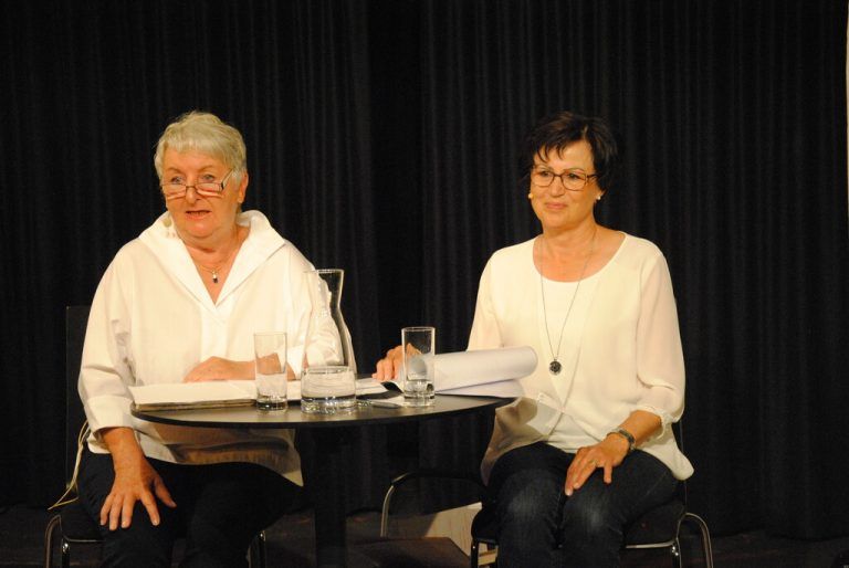 Eva Maria Dörn und Astrid Marte gaben auf der Saumarkt-Bühne ihre neuesten Mundartgedichte zum Besten. <span class="copyright">Bischof</span>